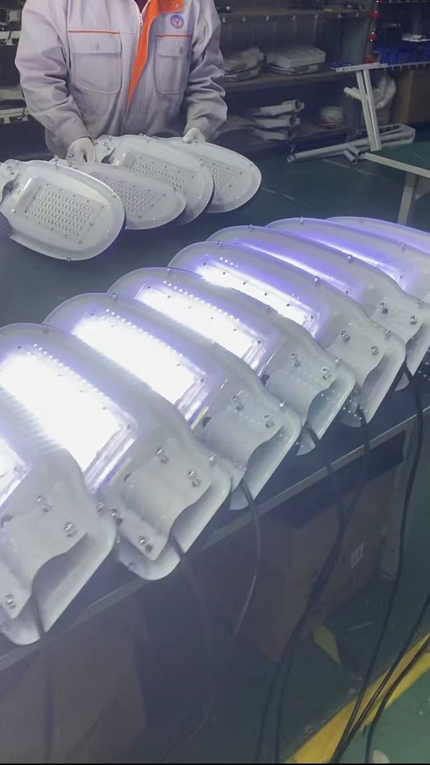 天宝款太阳能路灯灯头车间生产出货中保定太阳能路灯