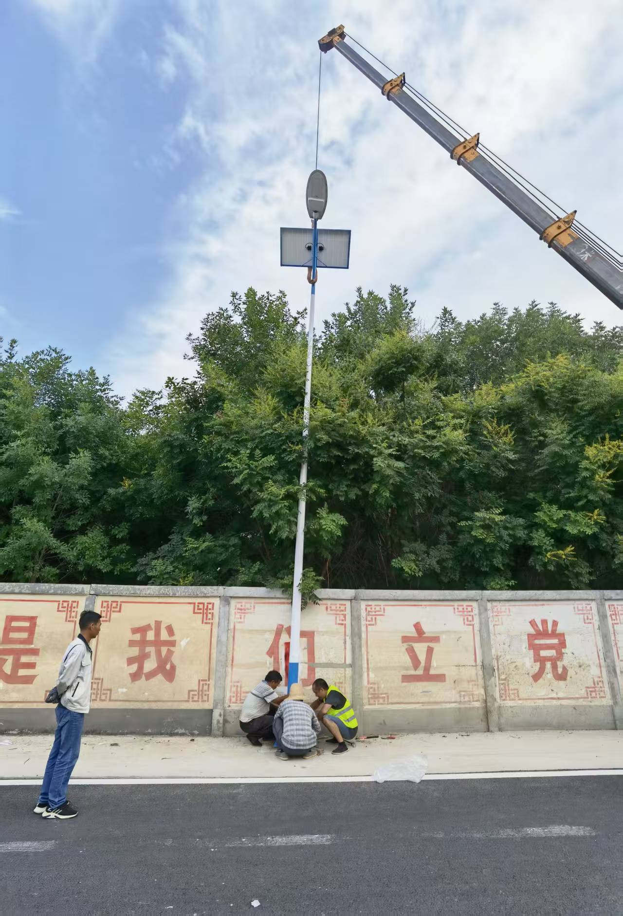 保定太阳能路灯厂家安装施工现场注意事项